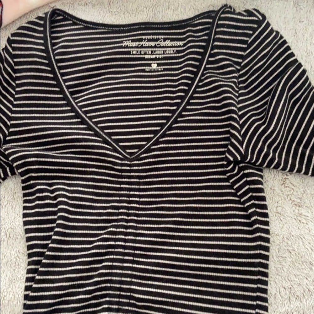 Hollister v neckline crop top with ruffles